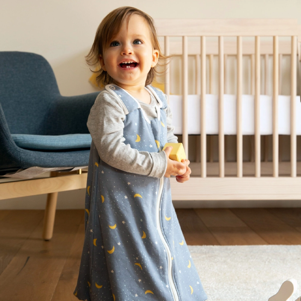 6-18m-ergobaby-2-vo-1-vrekja-za-spienje-so-nogavici-mesecina