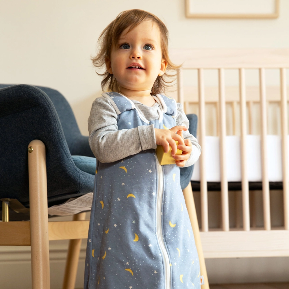 6-18m-ergobaby-2-vo-1-vrekja-za-spienje-so-nogavici-mesecina