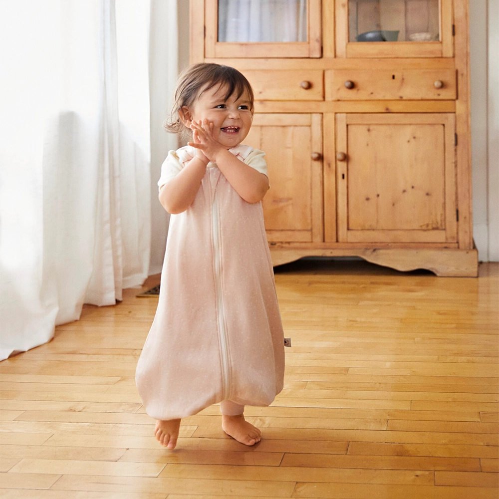 6-18m-ergobaby-2-vo-1-vrekja-za-spienje-so-nogavici-rozev-pesok