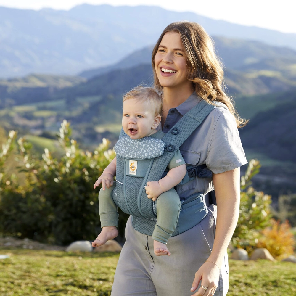 ergobaby-omni-breeze-twilight-blue-daisies