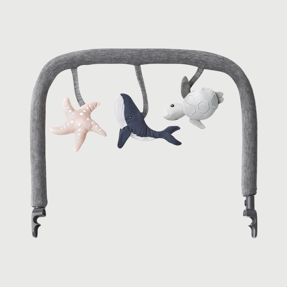 Ergobaby Evolve додаток со играчки Ocean Wonders - Charcoal Grey