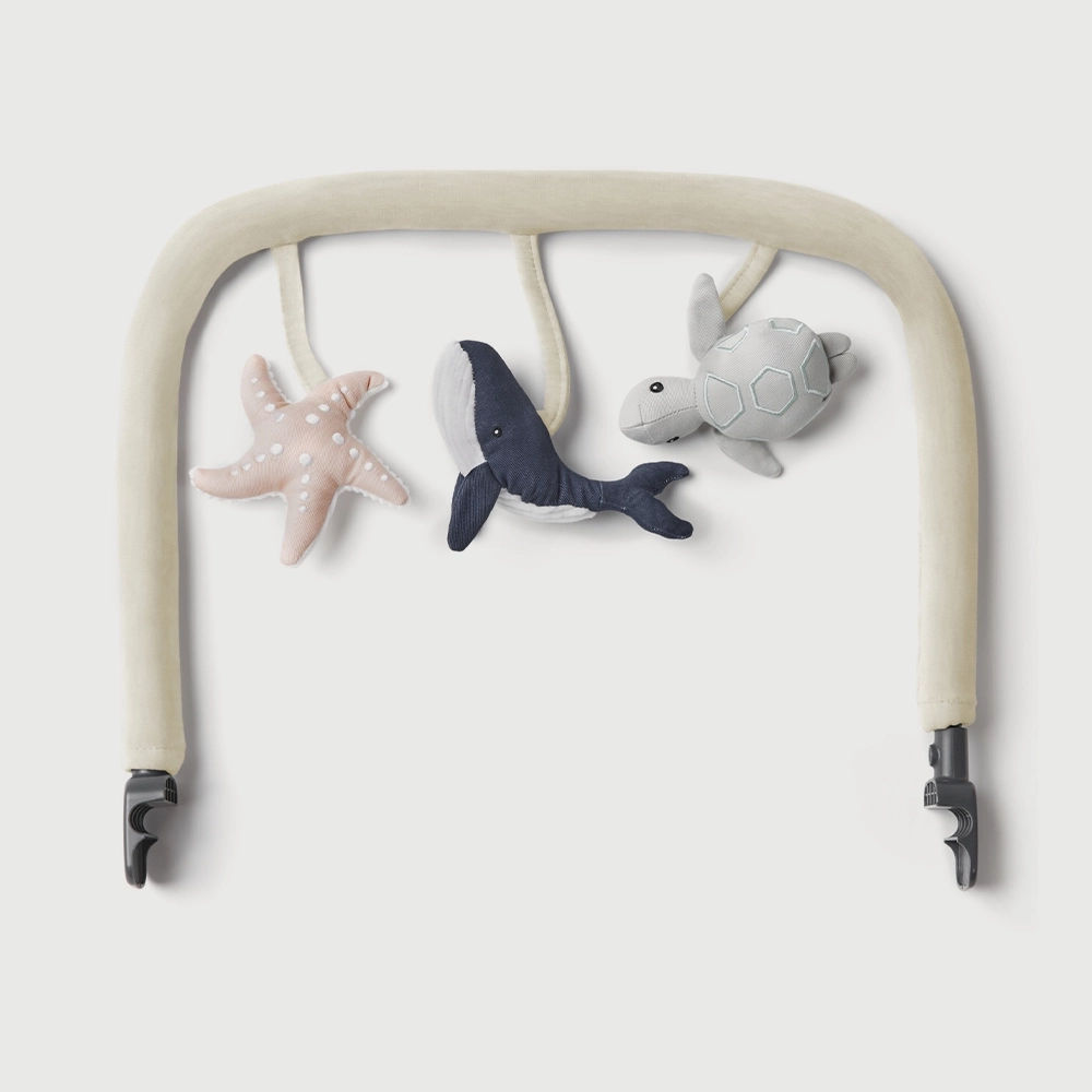Ergobaby Evolve додаток лак со играчки - Крем