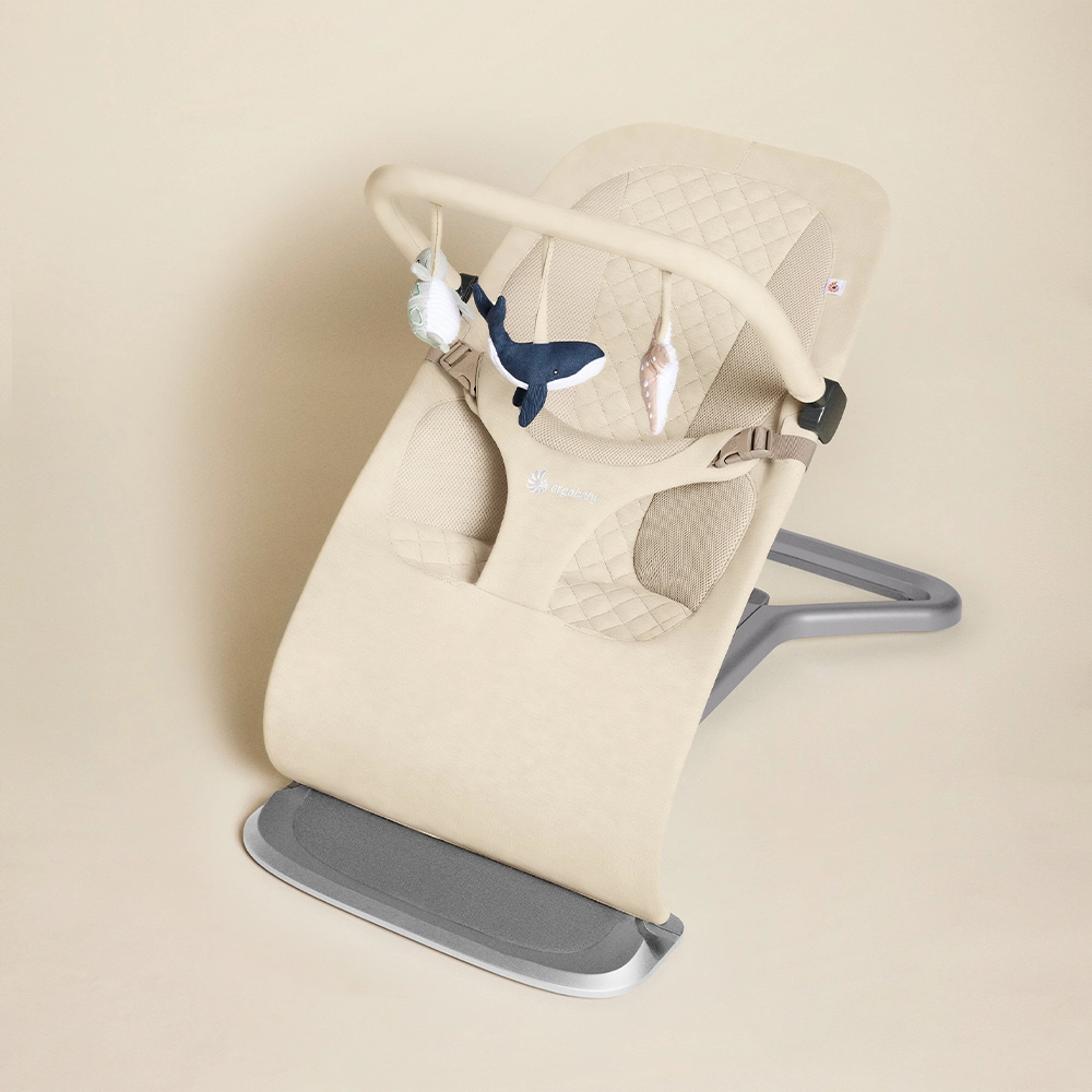 ergobaby-evolve-dodatok-lak-so-igracki-krem