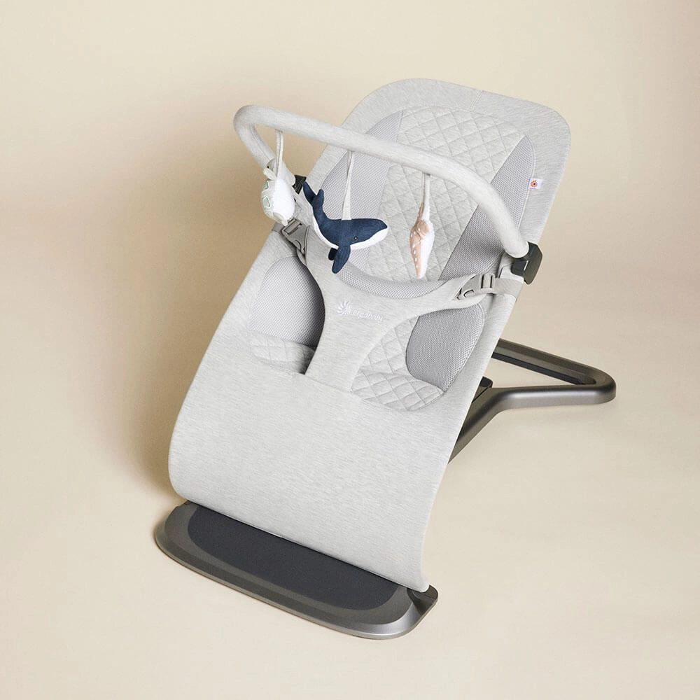 ergobaby-evolve-dodatok-lak-so-igracki-siv